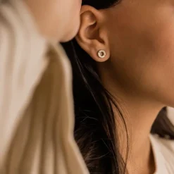 Blomdahl Brilliance Puck Hollow Split Øreringe i Titanium med Krystalsten