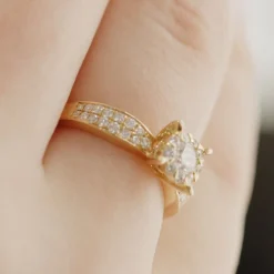 14 Karat Guld Ring fra Henrik Ørsnes Design med Diamanter 0,60 Carat TW/SI