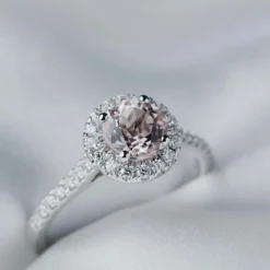 18 Karat Hvidguld Ring fra Henrik Ørsnes Design med Morganit og Diamanter 0,33 Carat TW/SI