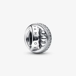 Pandora Moments Logo Charm i Sterling Sølv 792317C01