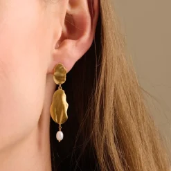 Pernille Corydon Drift Forgyldt Sølv Øreringe med Ferskvandsperler