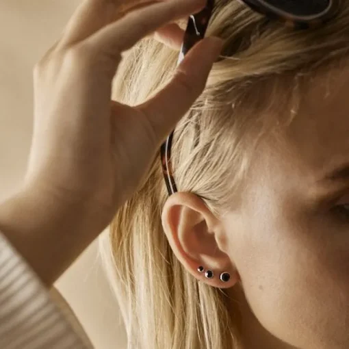 St Bezel Titanium Øreringe fra Blomdahl med Krystalsten
